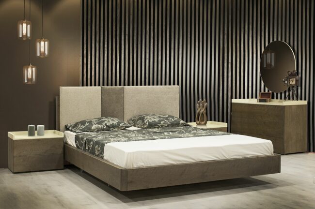 Κρεβατοκάμαρα ξύλινη διπλό κρεβάτι έπιπλο λάκα λευκή μπεζ στρογγυ΄λός καθρέφτης